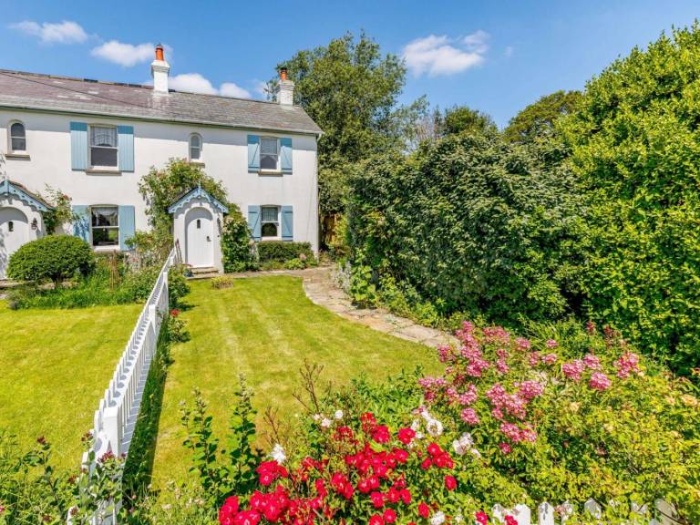Cottage with yard in Lymington