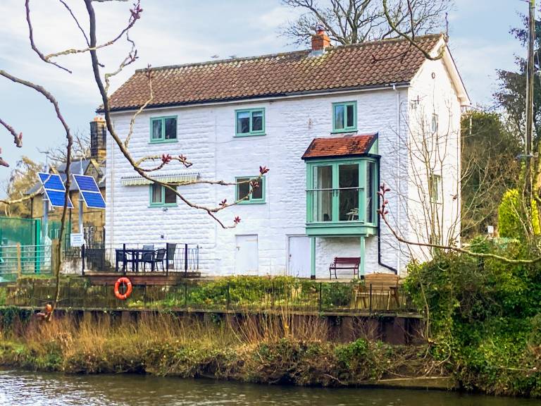 Cottage with yard | River view in Whitby