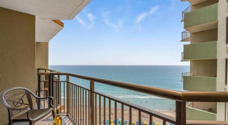 Apartment with hot tub & pool in Myrtle Beach, SC