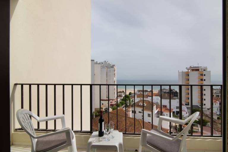 Apartment 'Quaint Beach View - Praia Da Rocha' with Sea View, Wi-Fi and Air Conditioning in Portimão