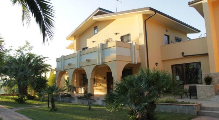 Beautiful serviced apartment with terrace, pool & garden | Pets allowed — photo 3