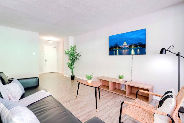 Stylish Crystal City Apt Enjoy Gym Amenities
