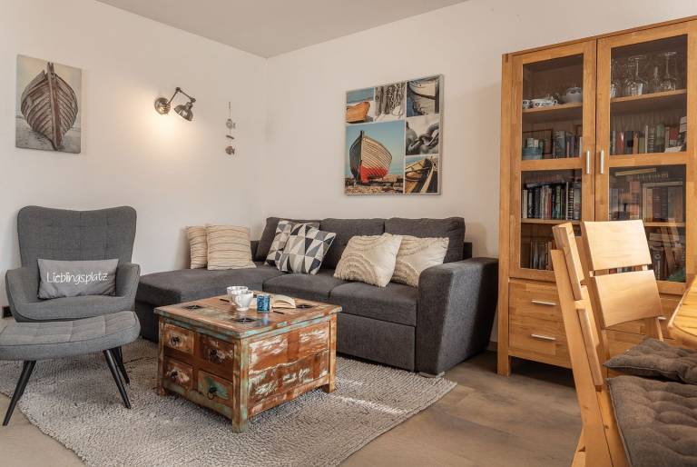 Der Wohlfühlfaktor liegt bei 100 Prozent: Die Erdgeschosswohnung wurde komplett auf Zufriedenheit und Wohnlichkeit ausgerichtet. In einer absolut ruhigen Lage bietet sie Platz für 3 Personen und ein Kleinkind. — photo 3