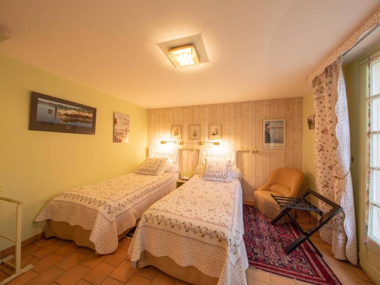 Room Châteauneuf: Rustic Charm with Private Terrace and Wifi in Saint-Benoît-sur-Loire in Montargis