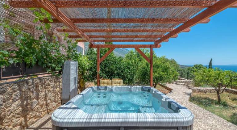 Vacation home with yard, BBQ & patio — photo 3