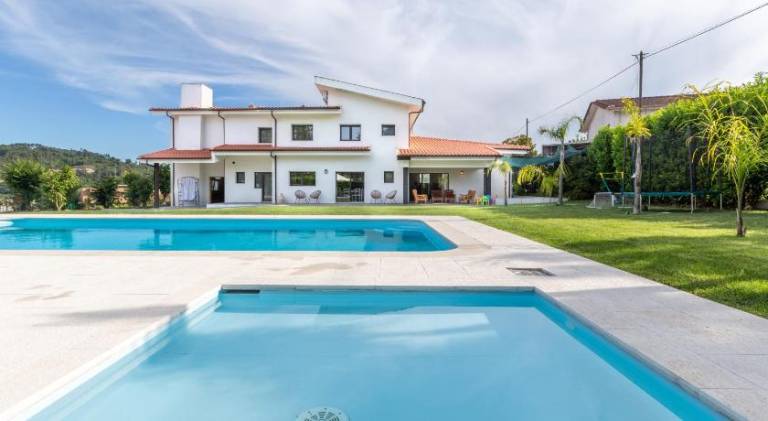 Fully equipped villa with private pool, patio & garden | Dogs allowed in Guimarães