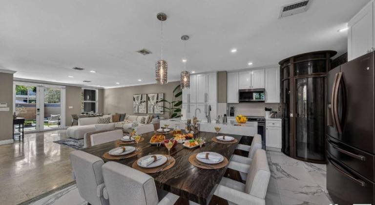Big vacation home with pool | Next to Las Olas Boulevard | Good for workation | Pets allowed — photo 3