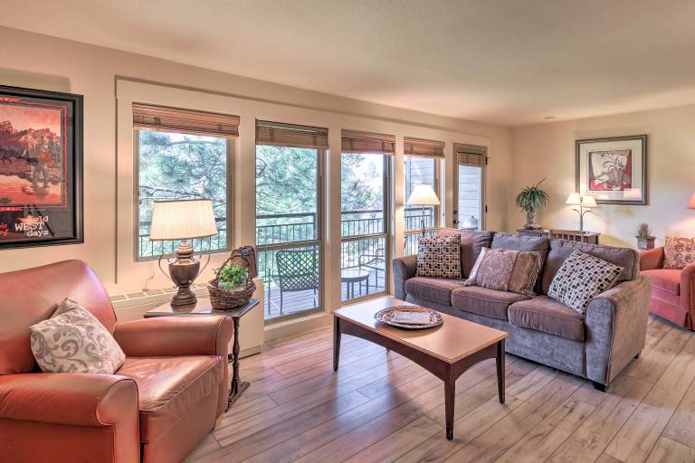Bend Condo w/ Deck, Resort-Style Amenities & Views — photo 3