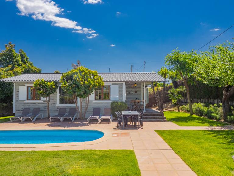 Family-oriented cottage with private pool, terrace & barbeque | Pets are welcome — photo 3