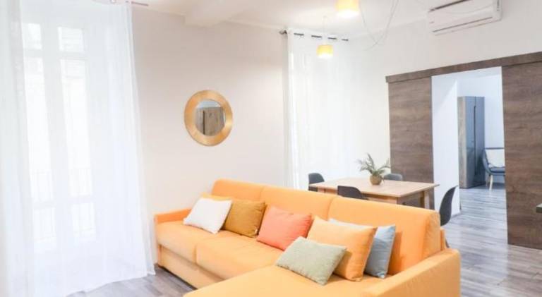Residenza Santa Anastasia Yellow Balcony and lift in Piazza Erbe — photo 2