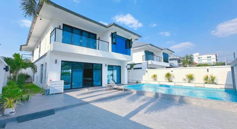 Vacation home with terrace, jacuzzi & yard — photo 3