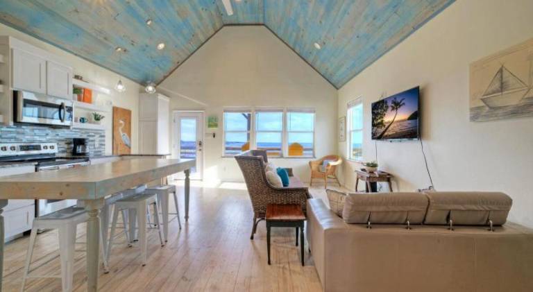 House with pool — photo 2