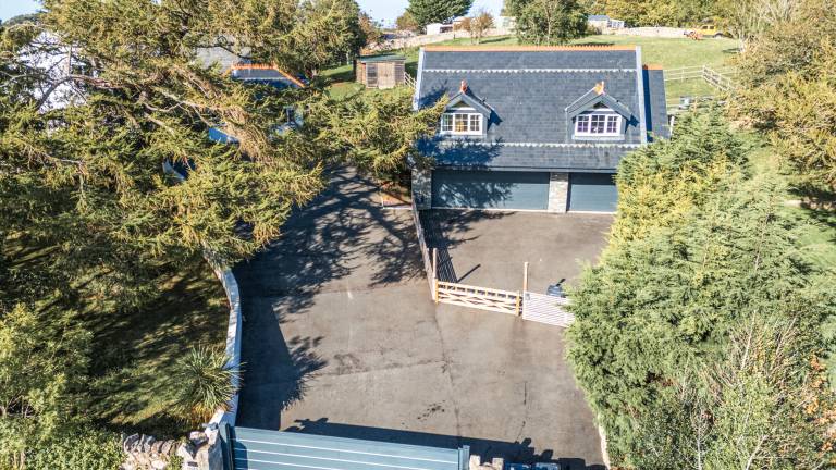 Cottage with jacuzzi & yard in Conwy