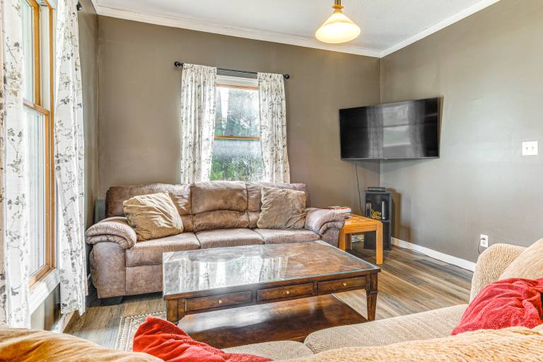 The Junction: Victorian Home in Quaint Fortville! — photo 4