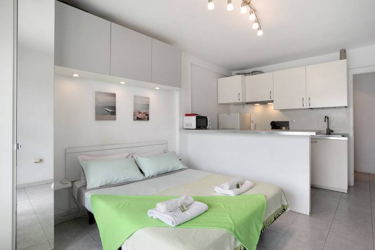 Pleasant studio with terrace & fast internet | City view | Close to the beach | Pet-friendly — photo 5