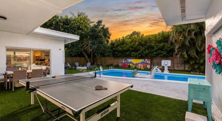 Vacation home with pool in Aventura, FL