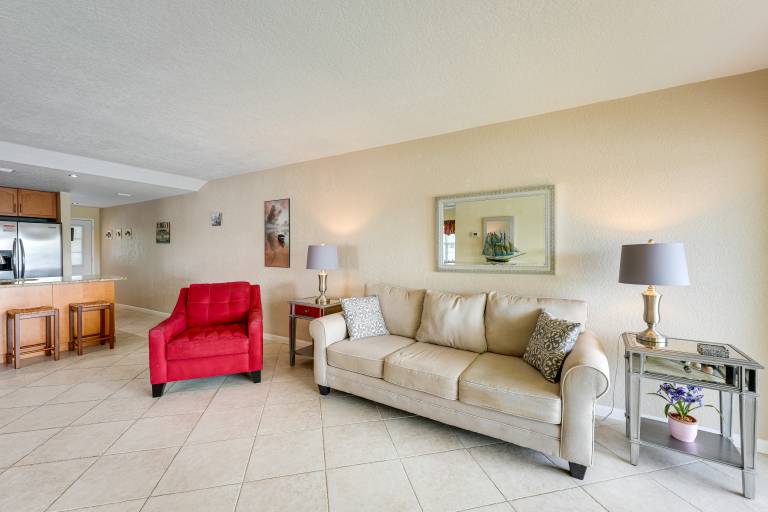 Walk to Beach! Treasure Island Gem w/ Water Views — photo 4