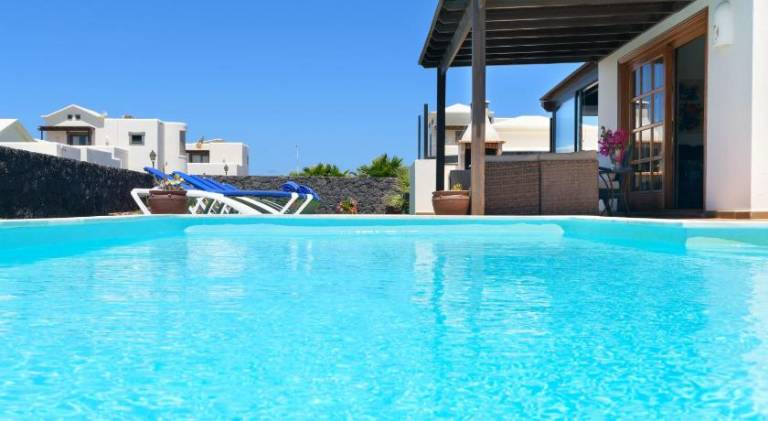 Villa with private pool, BBQ & terrace in Yaiza