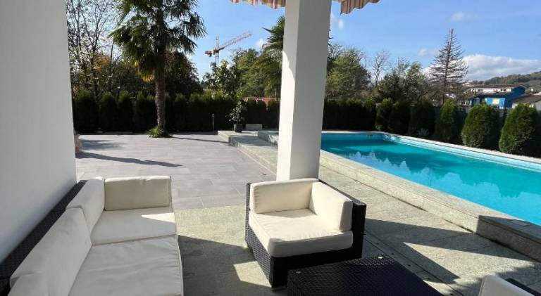 140 m&sup2; Villa