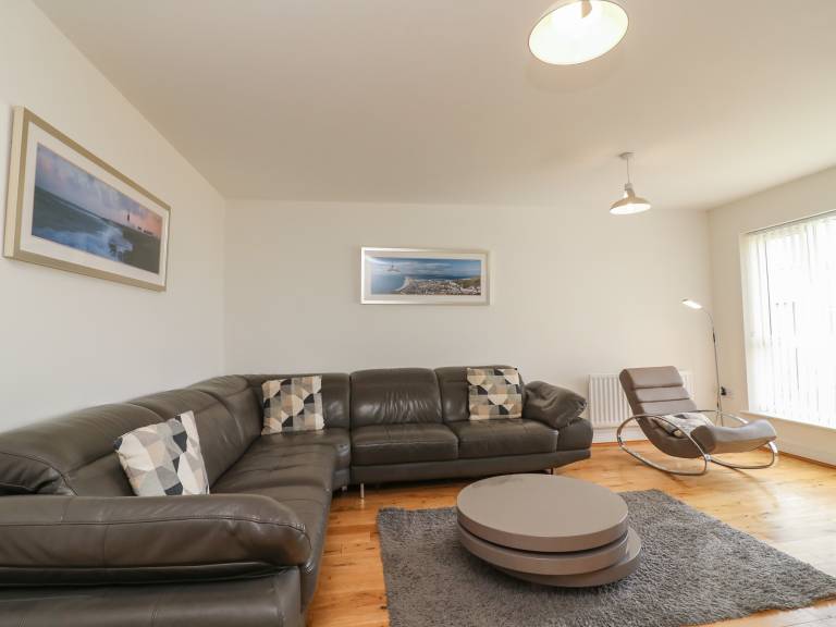 Cottage with terrace & yard | Beach view — photo 5