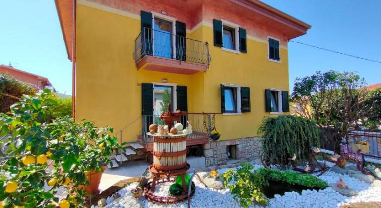 Fully equipped rental apartment with garden & patio | Beach nearby | Pets allowed in Torri del Benaco