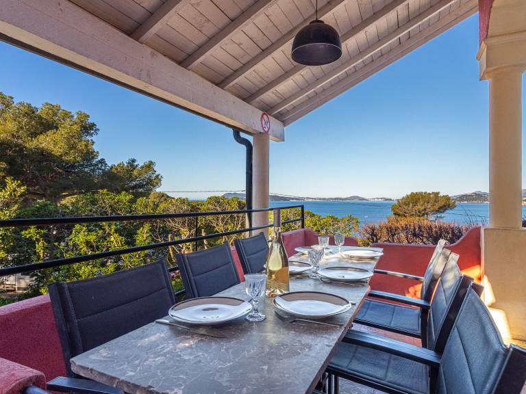House with patio & yard | Sea view — photo 2