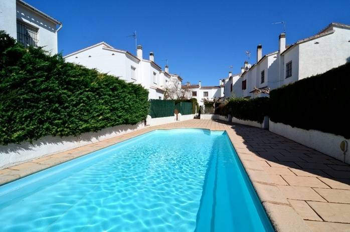 Vacation home with pool, barbeque & garden — photo 3