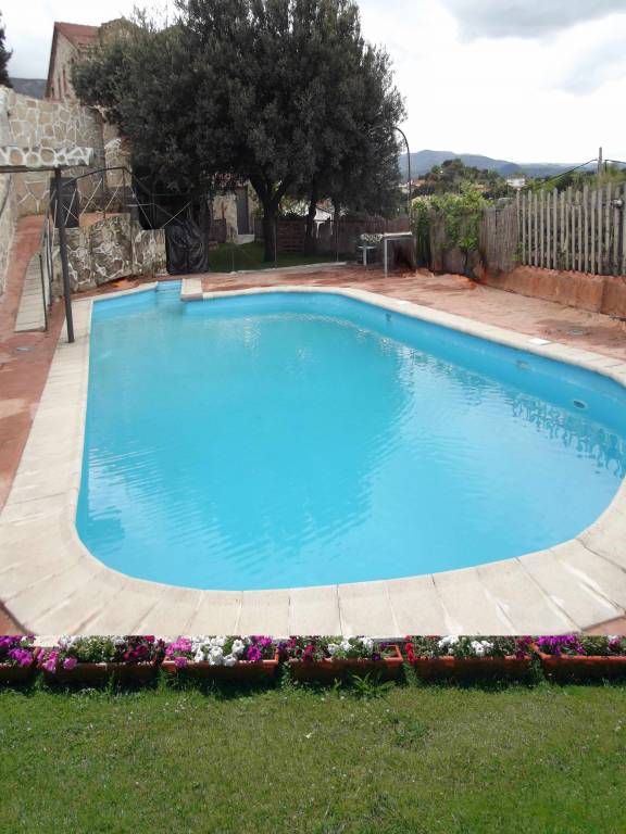 House with pool, yard & BBQ — photo 2