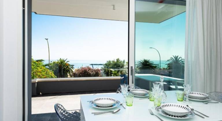 Beautiful serviced apartment with jacuzzi & patio | Close to the beach | Pets allowed — photo 4