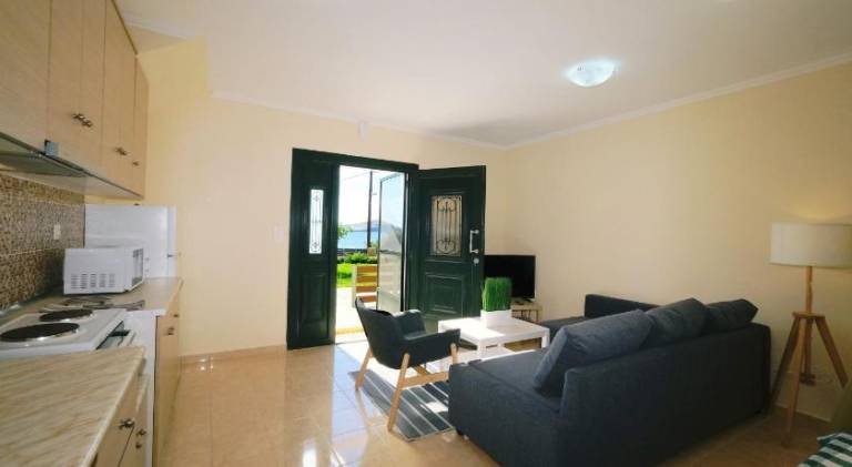 Rental apartment with yard & patio | Beach nearby | Pets allowed — photo 2