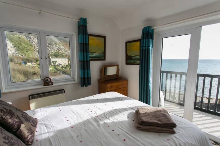 Cottage with yard | Water view — photo 4