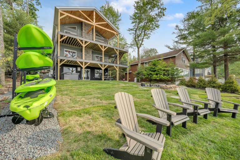 Lake Front Livin by PMR, 8BR Lakefront, Private Beach & Dock, Sleeps 26 — photo 2