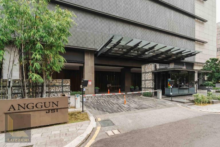 Beautiful rental apartment with yard, barbecue & pool | Pets allowed in Kuala Lumpur