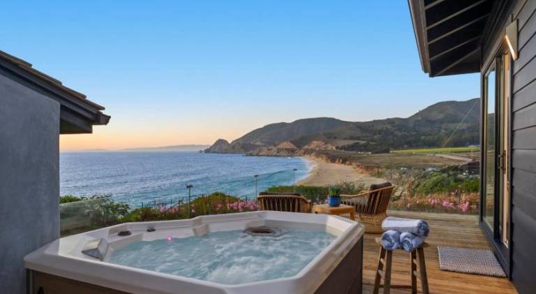 Distinguished Oceanfront Point Estate with Iconic Beach Mountain Vistas — photo 4