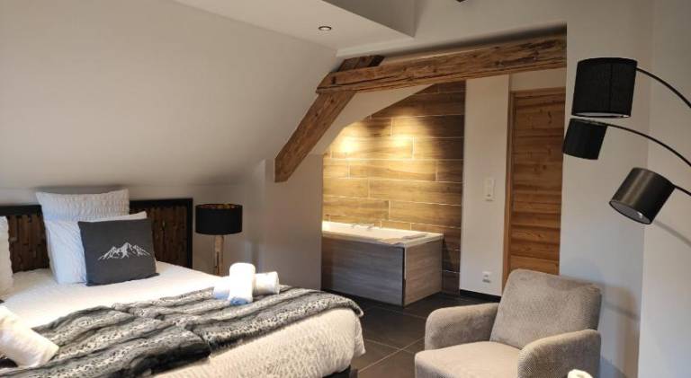 Geraniums Et Neige Fraiche, maison comtoise avec suites appartements de prestige, chambre tout confo — photo 2