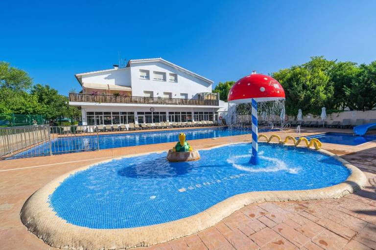 Mobile home with BBQ, pool & garden in Santa Susanna