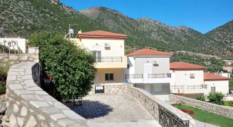 Villa with patio, BBQ & yard | Suitable for remote work — photo 3