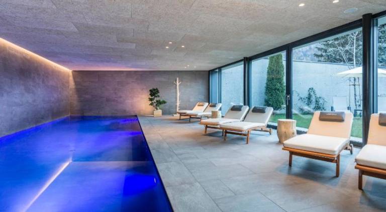 Lodge with hot tub, pool & garden | Pet-friendly — photo 2