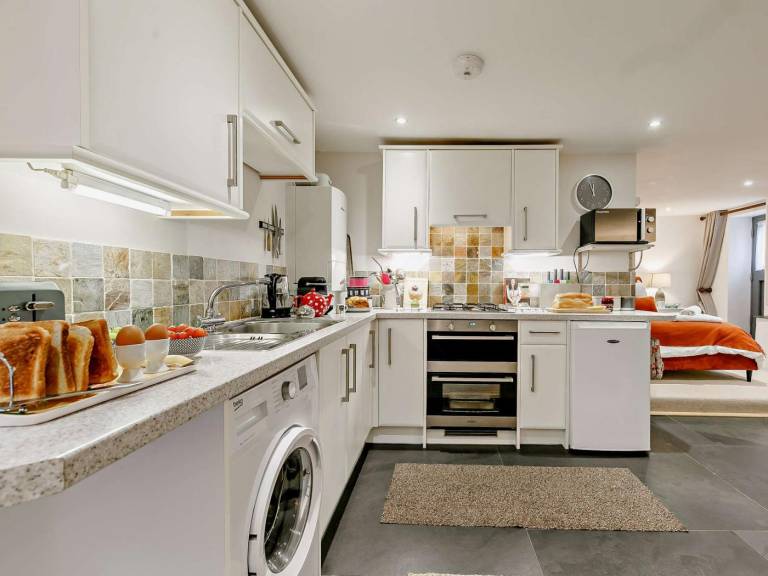 Holiday apartment with yard — photo 4