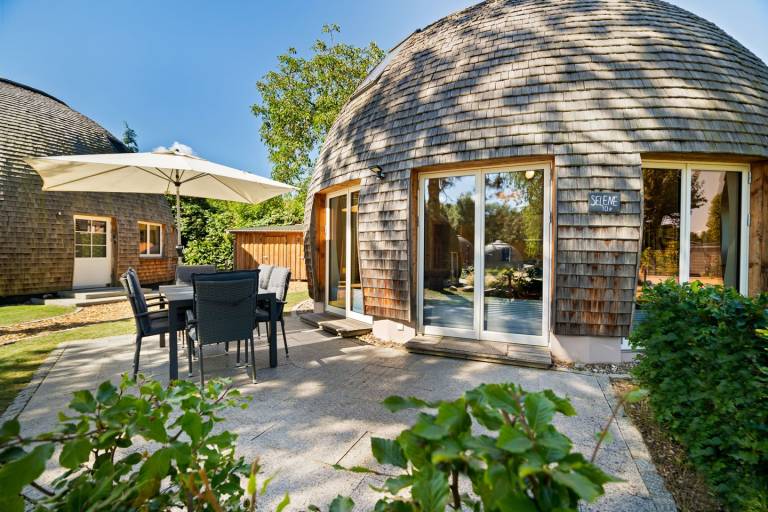 Kugelhaus Selene – Rundes Design, Kaminfeuer & Terrasse am Tollensesee in Neustrelitz