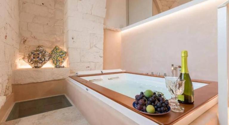Charming vacation home with jacuzzi & pool | Pets are welcome — photo 2