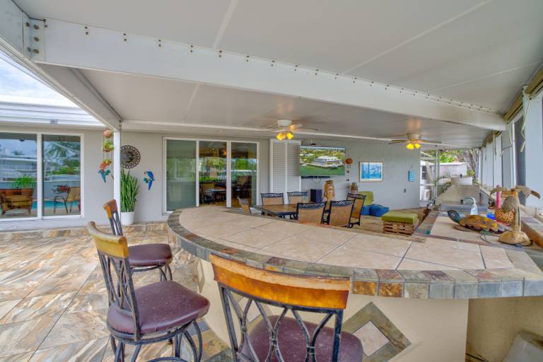 Family-friendly spacious vacation home with private pool, BBQ & patio | Water view | Pet-friendly — photo 5