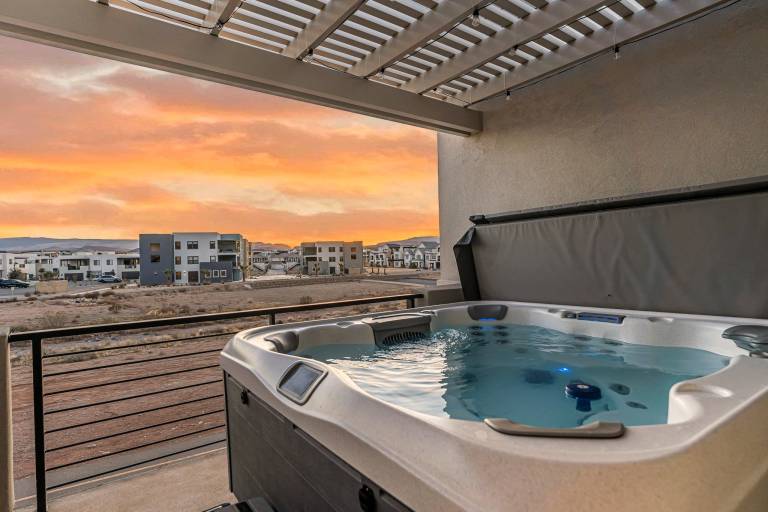 House with grill, pool & hot tub — photo 4