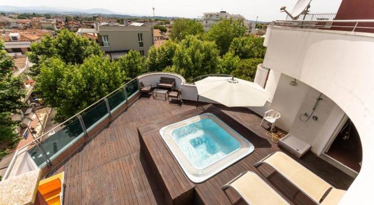 Serviced apartment with terrace & jacuzzi — photo 3