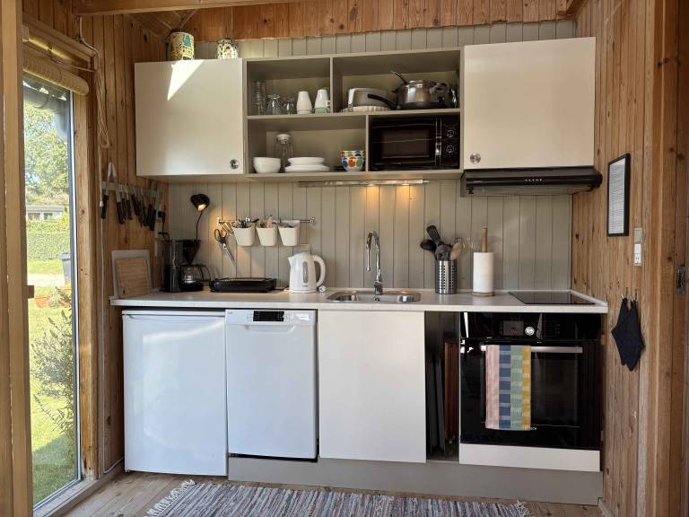 Children-friendly cottage with grill & yard | Beach view | Pets allowed — photo 4