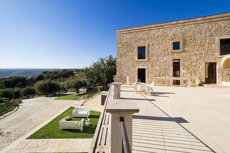 Family-friendly villa with terrace, BBQ & private pool | Pets are welcome — photo 3