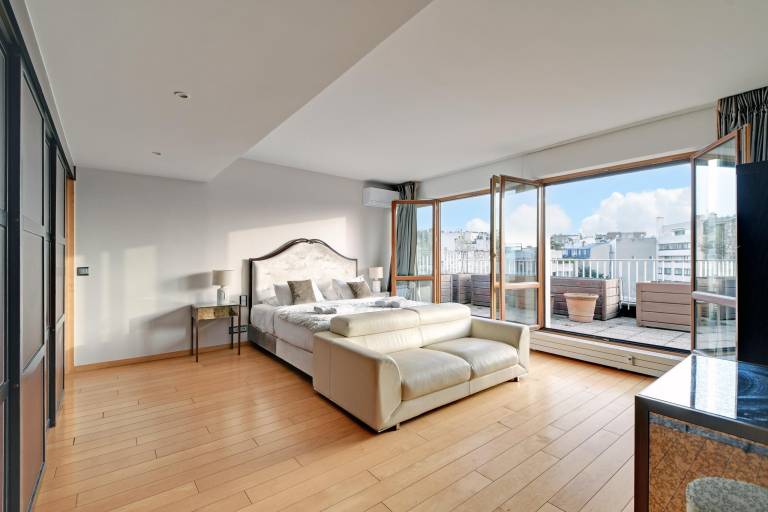 Champs Elysees Penthouse Eiffel View Jacuzzi! in Nanterre
