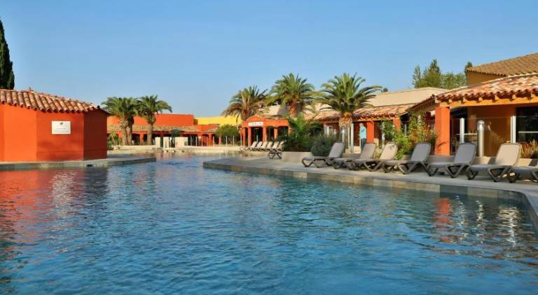 Wonderful serviced apartment with pool, yard & patio | Pet-friendly — photo 2