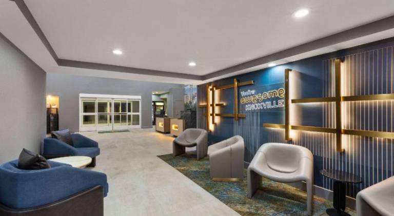 La Quinta Inn & Suites by Wyndham Knoxville Papermill — photo 2