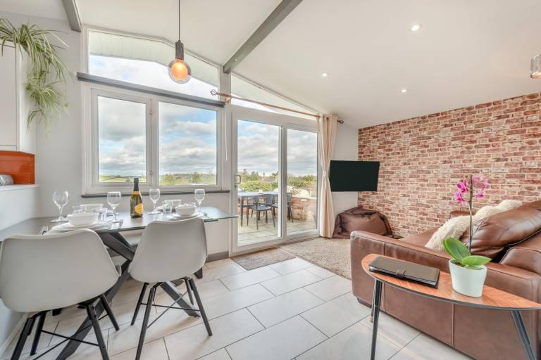Lodge with hot tub, terrace & garden in Carmarthen